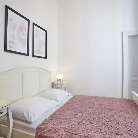 Charles Bridge Premium Residence 4* Prag