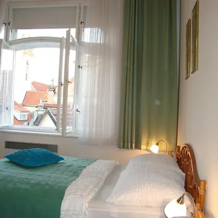 Charles Bridge Premium מלון דירות פראג